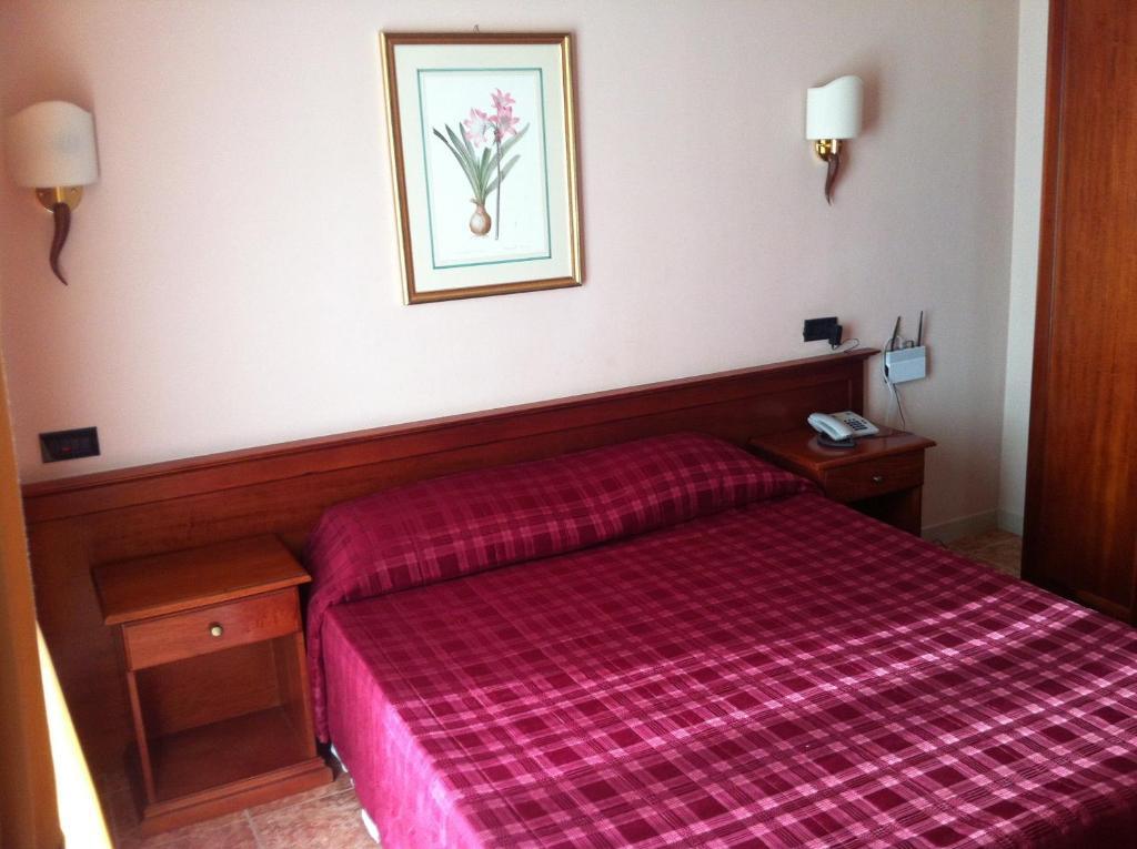 Hotel Impero Брешия Номер фото